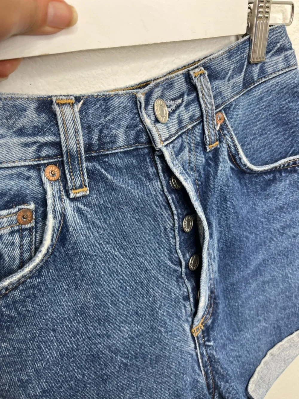 Agolde High-Waist Indigo Rolled-Hem Denim Shorts - Picture 4 of 9